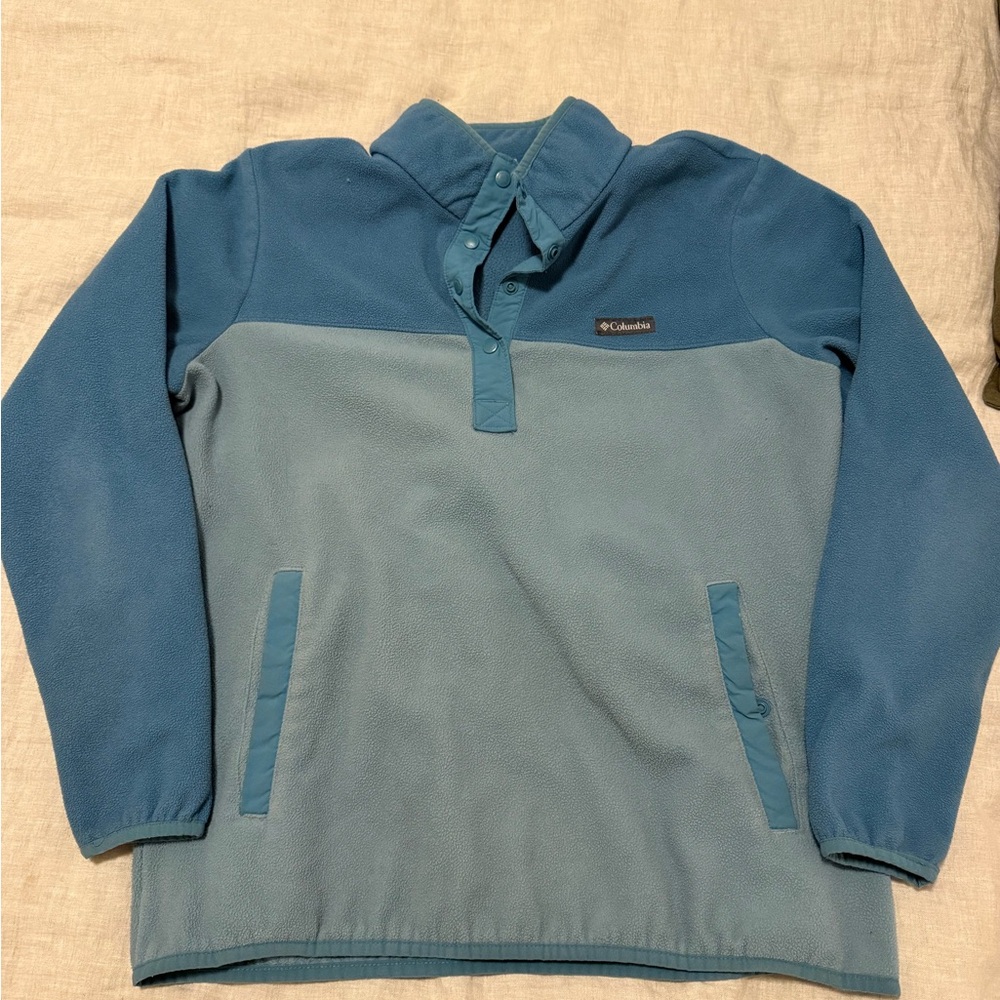 Columbia Women's Two-Tone Blue Crewneck Sweater